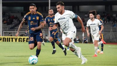 Jugadores de Pumas y Tigres disputan el balón en partido de la Liga MX