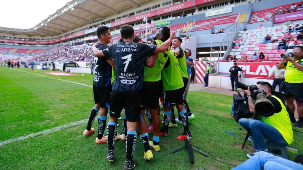 Jugadores del Querétaro celebran su triunfo ante Necaxa