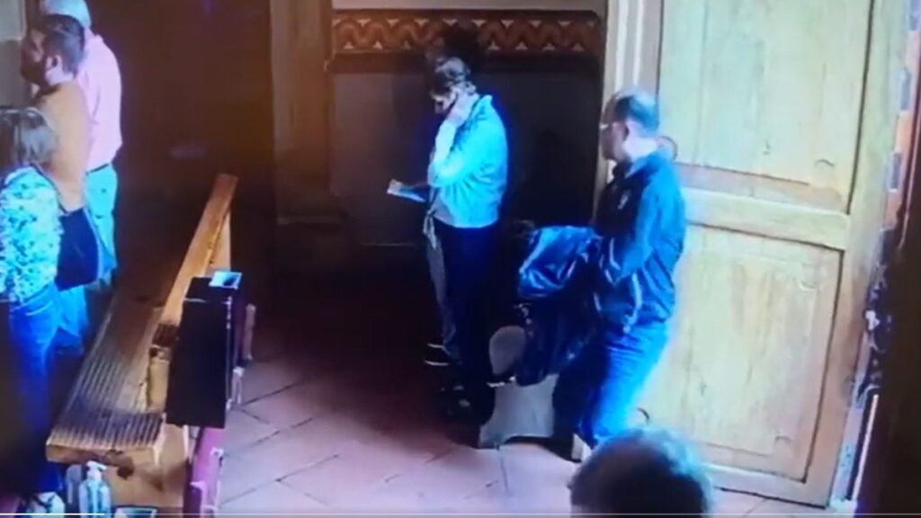Querétaro: pareja roba bolsa a mujer en iglesia de San Isidro; video