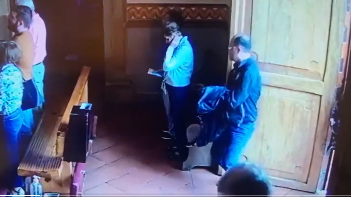 ¡Ya no respetan nada! Pareja roba bolsa a mujer dentro de la iglesia de San Isidro en Querétaro