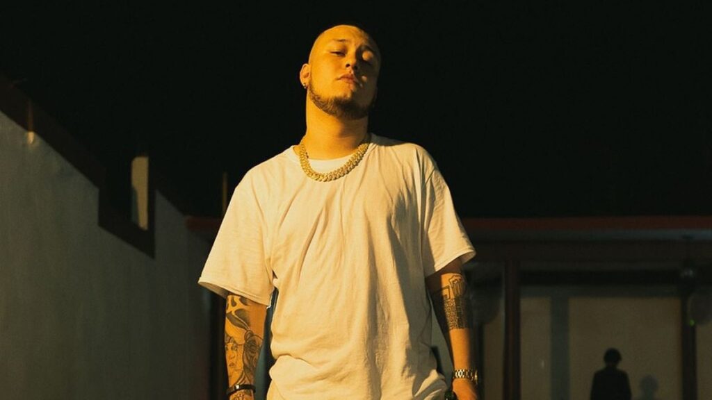 Stilo, fusiona el rap y la música regional en "Qué Más Da"