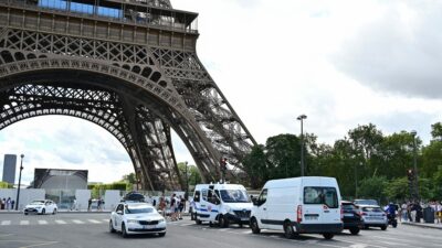 Policía evacua la Torre Eiffel por supuesta amenaza de bomba