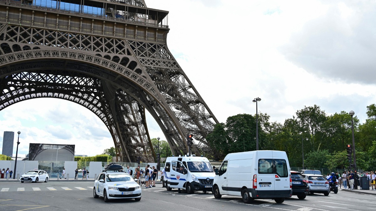 Policía evacúa la Torre Eiffel por supuesta amenaza de bomba; no hay heridos