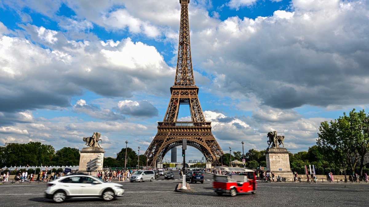 Sujeto escala la Torre Eiffel y se lanza en paracaídas; fue detenido por la Policía