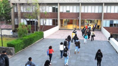 Enrique Graue UNAM: Alumnos caminando hacia la Facultad de Contaduría
