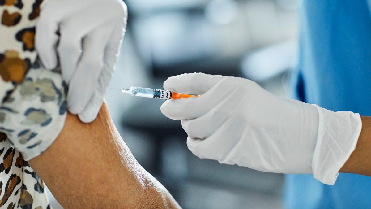 Cofepris autoriza nueva vacuna para adultos mayores; para qué sirve