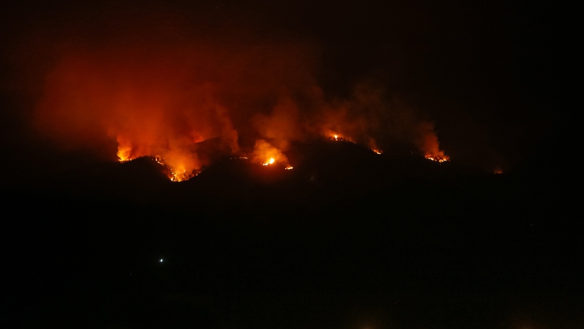 Vientos avivan incendio en isla de Tenerife; evacúan a más de 26 mil personas