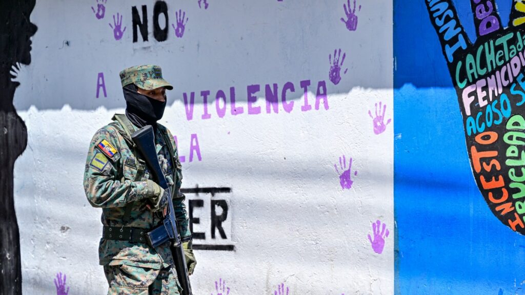 Militar recorre las calles de Ecuador