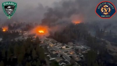 El humo se eleva debido a un incendio forestal en Medical Lake, estado de Washington