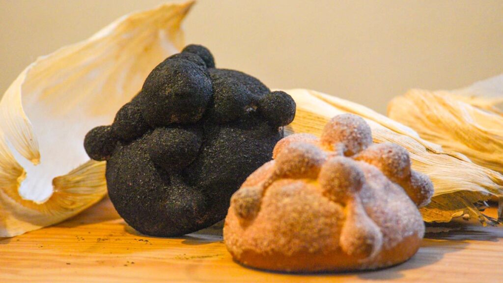 ¿De qué está hecho el pan de muerto negro?