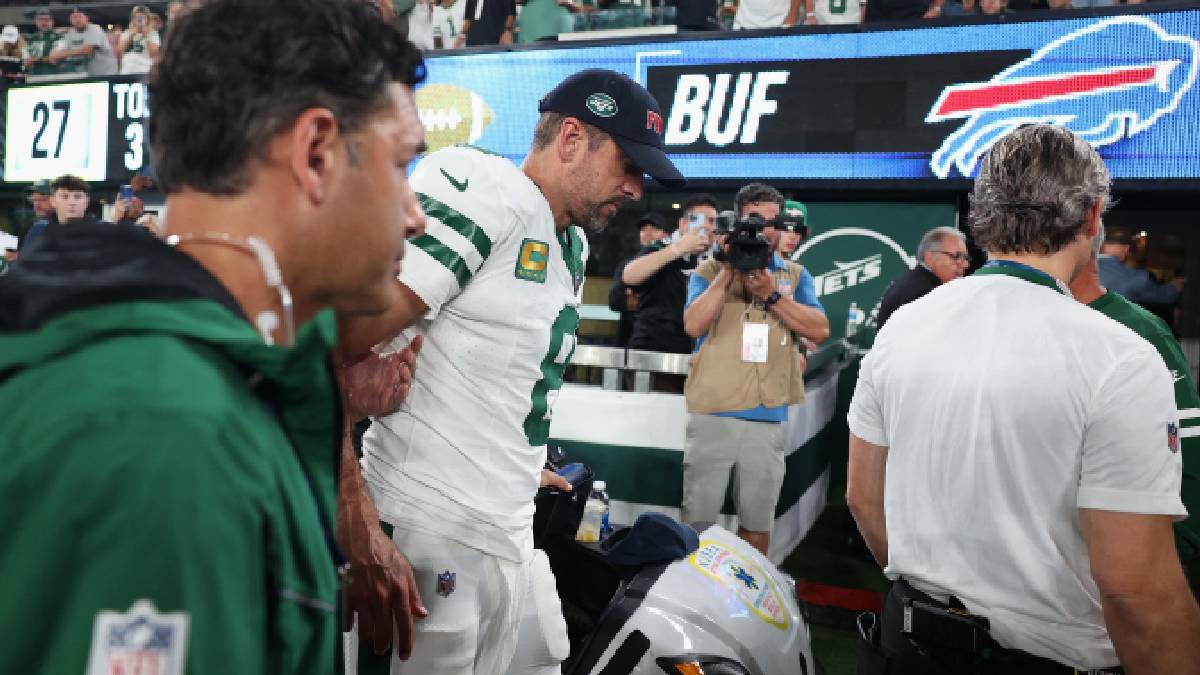Aaron Rodgers se lesiona en su presentación con los Jets de NY, a pesar de su salida ganan a los Bills