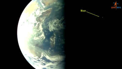 La impactante imágen de la Tierra y la Luna tomada por la nave estpacial india Aditya-L1