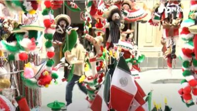 Banderas de México y adornos con los colores verde, blanco y rojo a la venta en calles del Centro Histórico