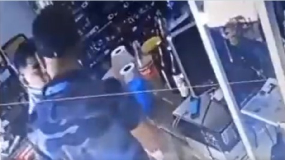 Agreden a niño en San Luis Potosí; video muestra a hombre golpeándolo en una tienda