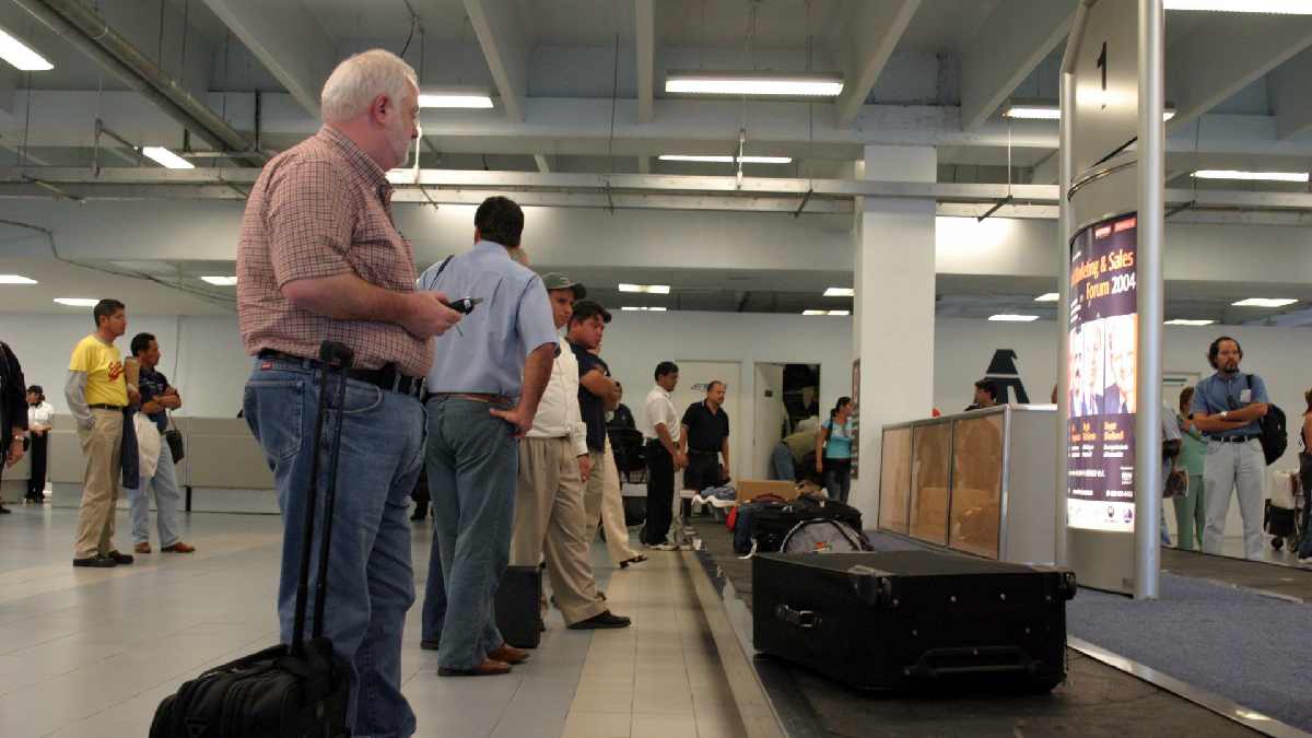 No se salió con la suya: AICM despide a empleado por robar artículos de equipaje