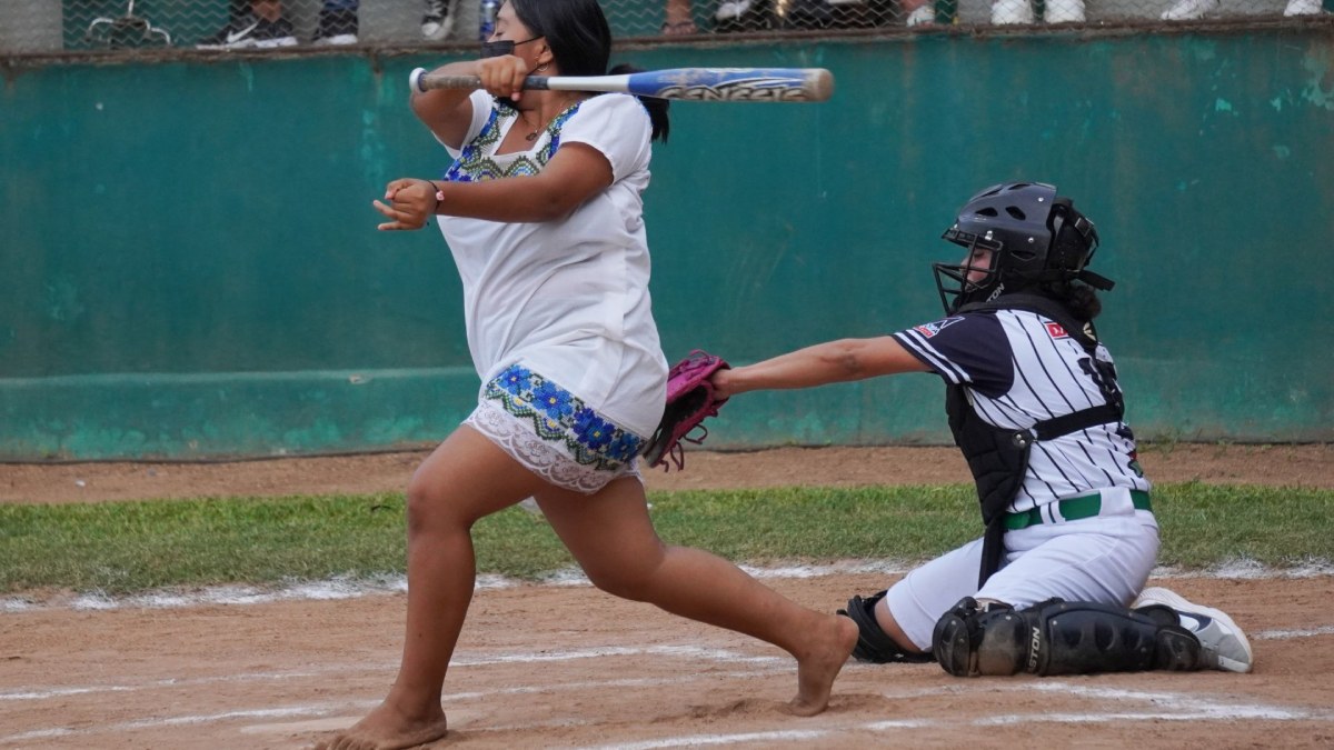 Con huipil y descalzas, las Amazonas de Yaxunah, Yucatán, brillan en el softbol en EU