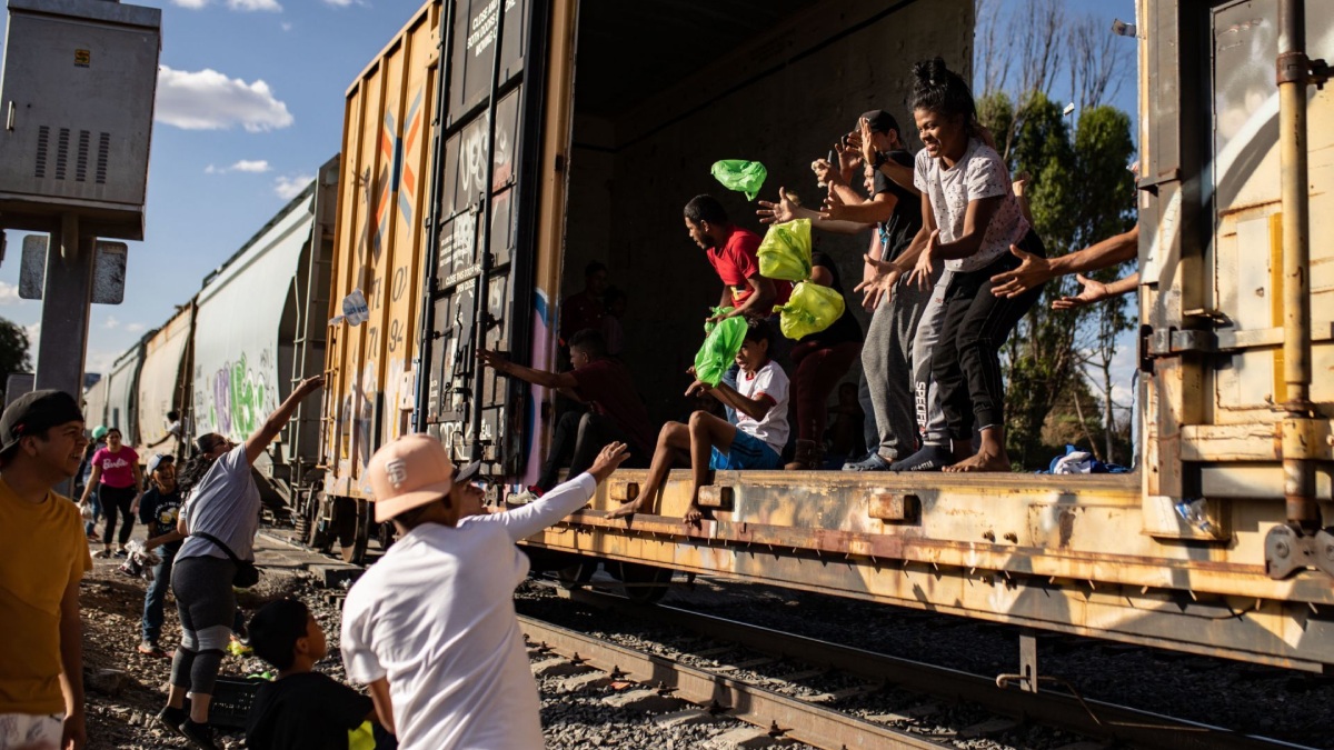 AMLO descarta redadas contra migrantes; recalca atención de México a viajeros