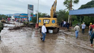 Se desborda arroyo en Autlán Jalisco