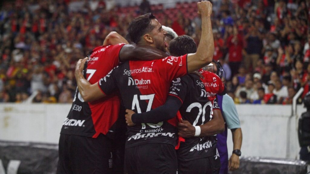 Jugadores del Atlas celebran un triunfo en la Liga MX