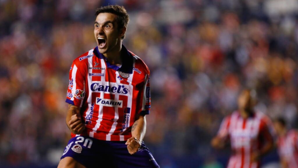 Jugador del Atlético San Luis celebra el triunfo de su equipo en partido de la Liga MX