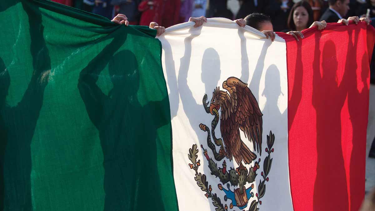 ¿Cuándo y por qué se incinera la bandera de México? Te explicamos