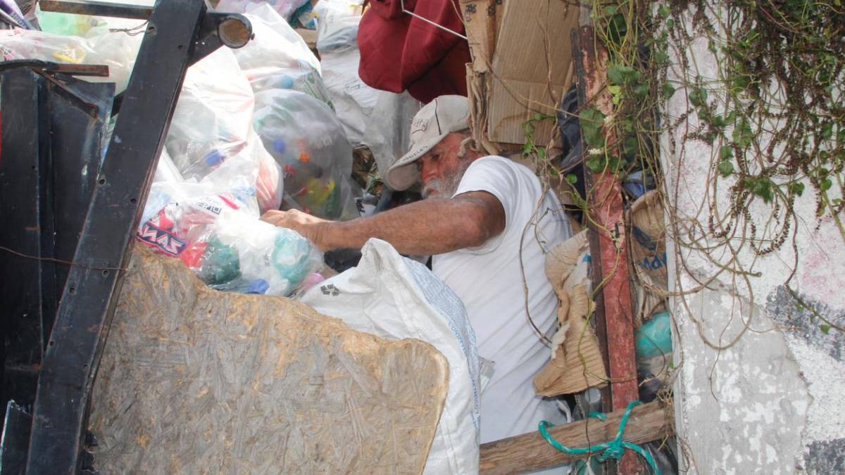 Exacadémico de la UNAM, que vivía entre 124 toneladas de basura, impartirá conferencias
