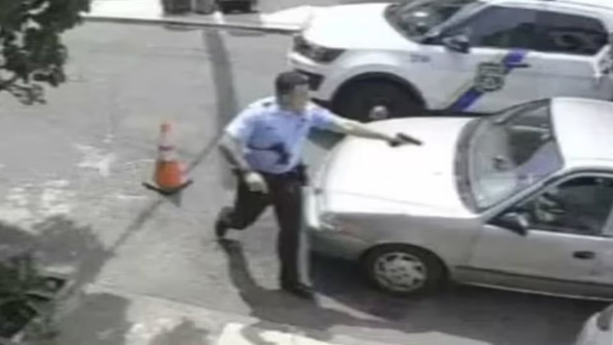 Revelan video de policía estadounidense matando a hombre en su auto