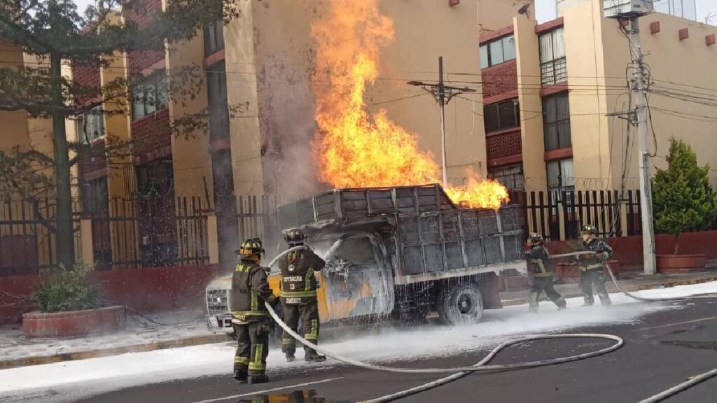 Bomberos apagan incendio de camión en coyoacán
