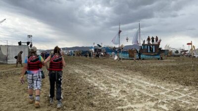 Festival Burning Man en el lodo