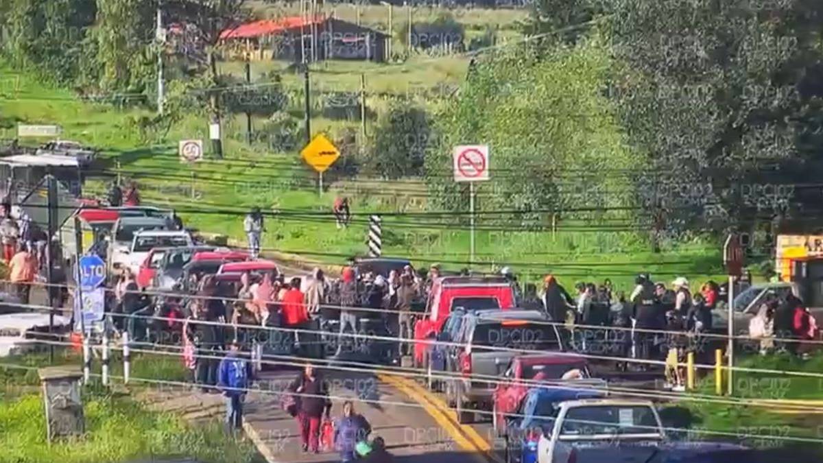 ¡Vete por otro lado! Manifestantes bloquean la carretera federal México-Cuernavaca
