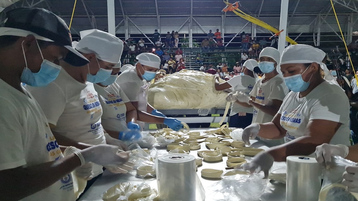¡Pesa 558 kilos! Pijijiapan, Chiapas, rompe Récord Guinness con la bola de quesillo más grande del mundo