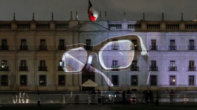 Luces proyectan los lentes de Salvador Allende sobre el Palacio de la Moneda, en Chile