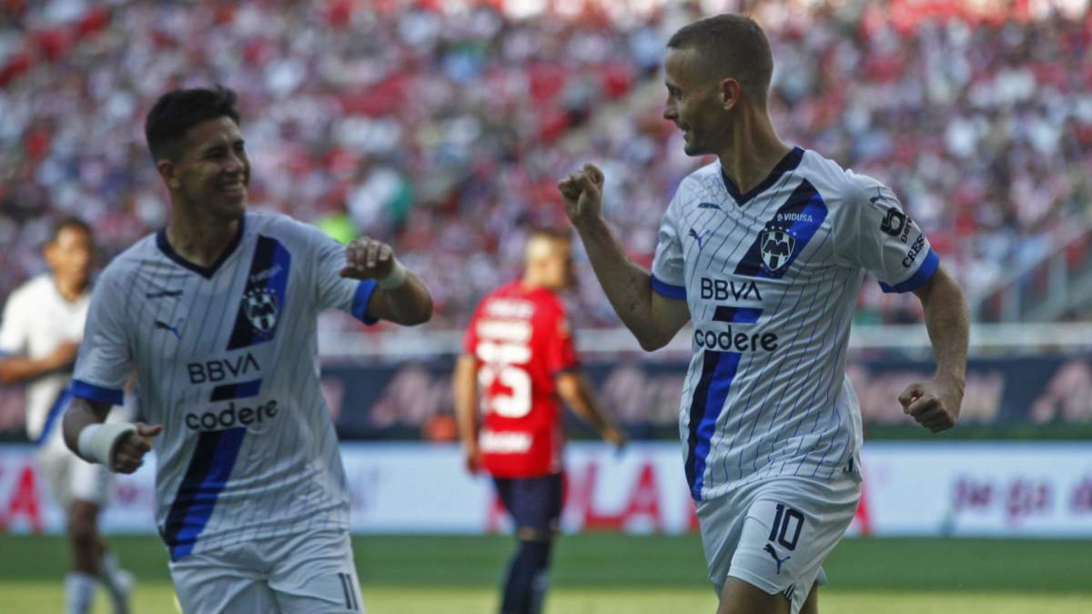 Monterrey venció al Guadalajara con doblete del español Canales en el futbol mexicano