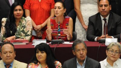 Claudia Sheinbaum rodeada de senadores de Morena