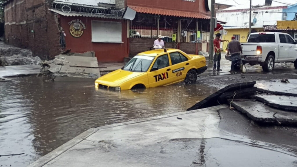 Lluvias en Colima provocan desbordamientos y socavones
