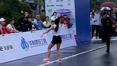 Corredora Maratonista Colapsa Ataque Convulcion Carrera Meta China