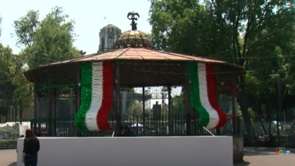 Explanada de la alcaldía Coyoacán con kiosco adornado con los colores de la bandera de México