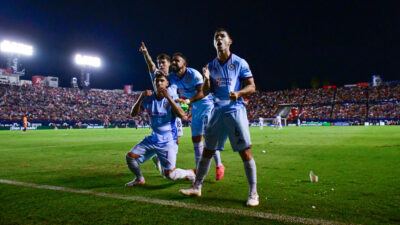 Jugadores de Cruz Azul festejan su triunfo ante San Luis en la Liga MX