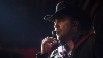 Fidel Rueda besa apasionadamente en la boca a una fan sobre el escenario