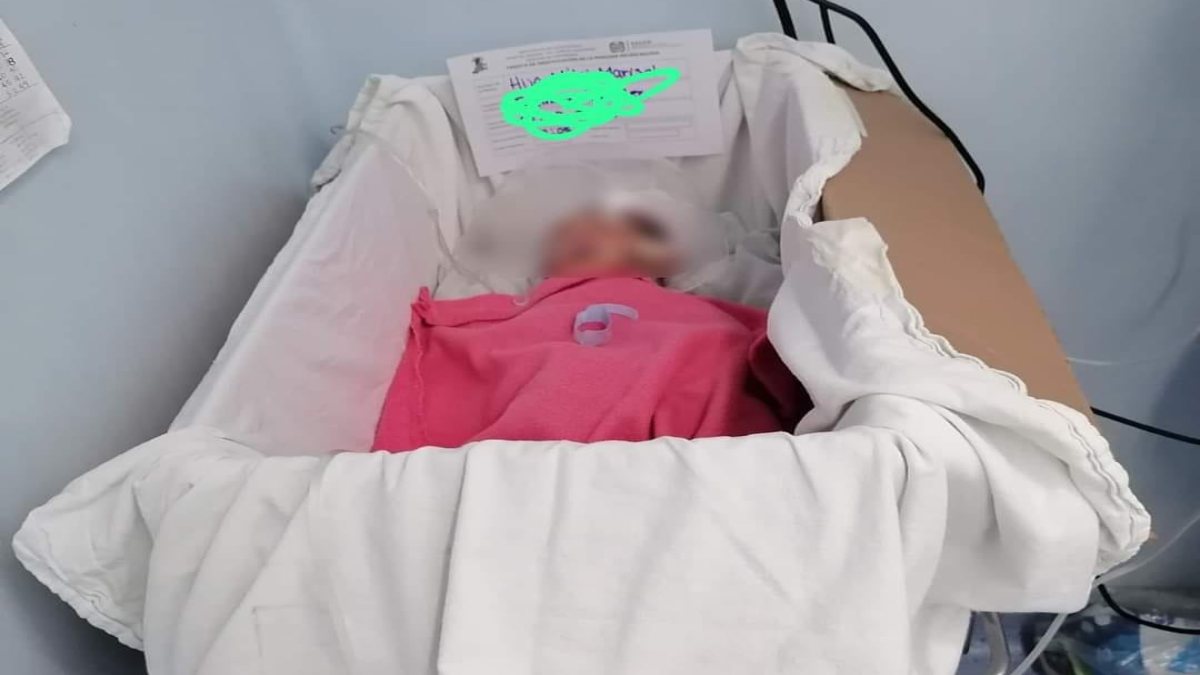 Indigna foto de bebé recién nacida en caja de cartón en hospital de Oaxaca