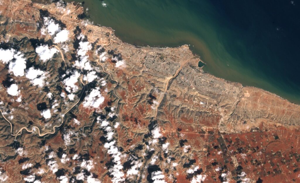 En la foto, después de las inundaciones, se observa la erosión que dejó a su paso el agua alrededor del río Wadi Derna.

El agua frente a la costa parece más turbia que en la imagen de la izquierda, que muestra la misma área el 25 de agosto y fue adquirida por Landsat 8 .