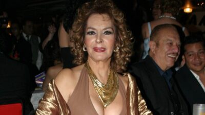Elsa Aguirre vestida con un vestido café y adornos en tono dorado en una cena de gala en 2005