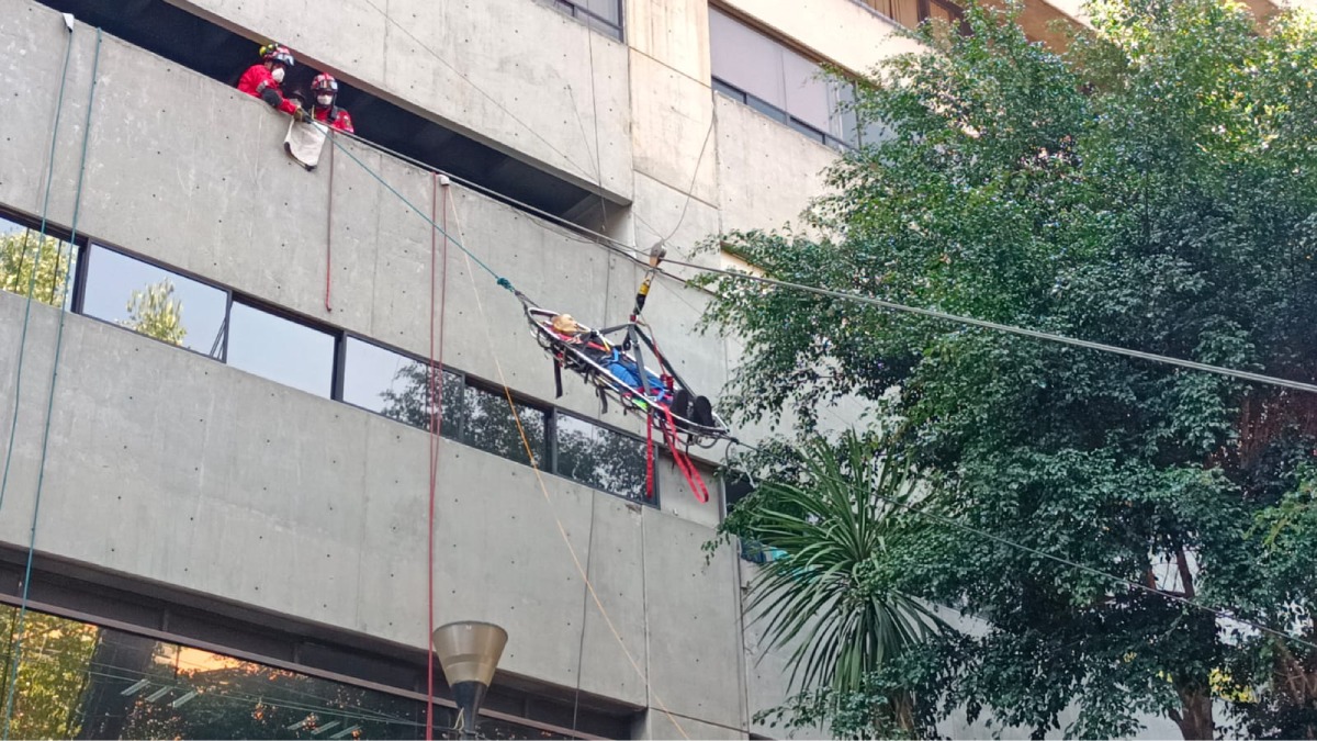 ¡Héroes! ERUM simula rescate de 2 personas en edificio de la SSC de CDMX