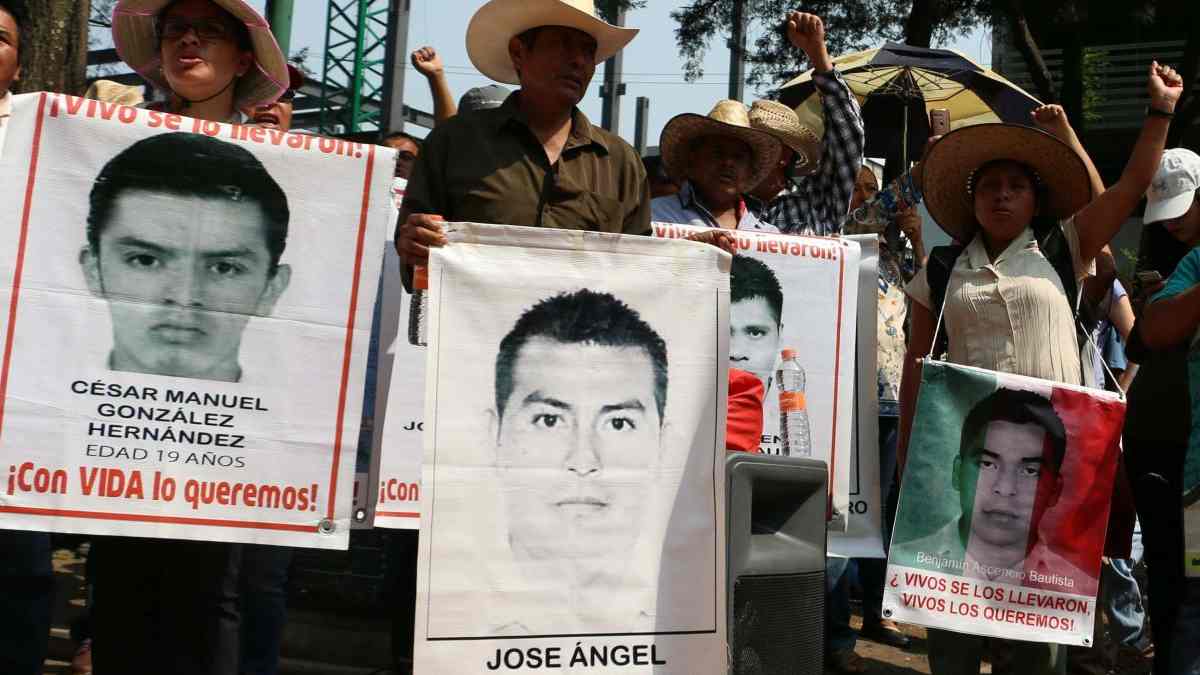 Tras 4 horas, finaliza reunión entre AMLO y padres de los 43 normalistas de Ayotzinapa