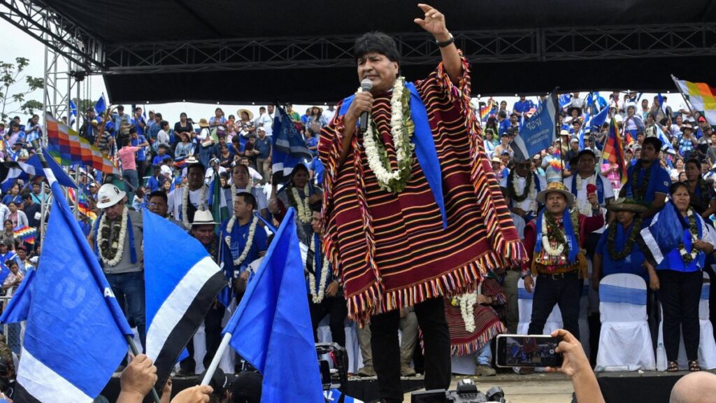 Evo Morales dando discursos ante simpatizantes en Bolivia