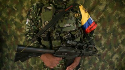 Miembro de las FARC sosteniendo un arma en zona de Colombia