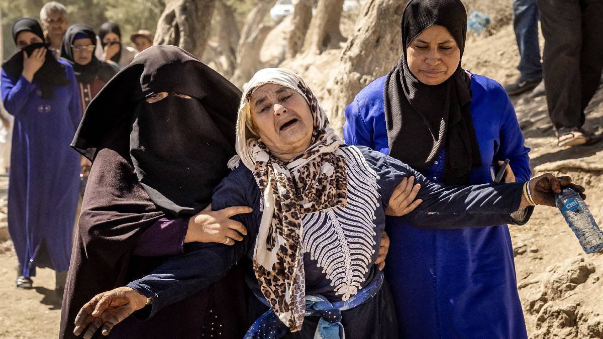 Gente de Marruecos llora por víctimas de terremoto que dejó más de 2 mil muertos