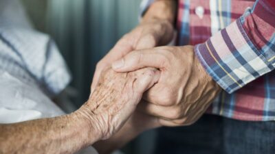 Hombre le da el último adiós a su esposa tras 73 años juntos