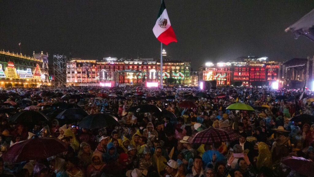 Zócalo capitalino repleto de asistentes al Grito de Independencia