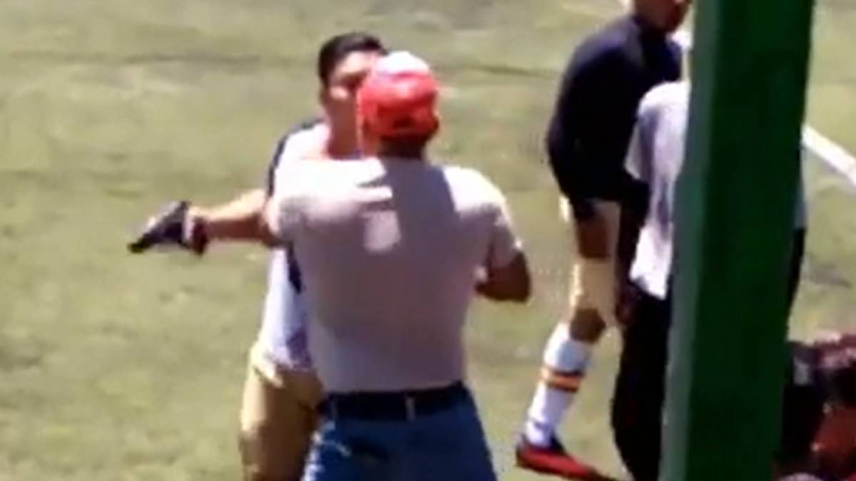 Hombre saca arma durante riña en partido de futbol “llanero” en Toluca